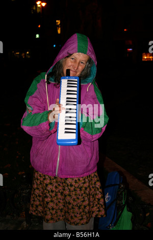 La melodica player old Lady sulle strade di Budapest. Budapest, Ungheria Novembre, 2007 Foto Stock