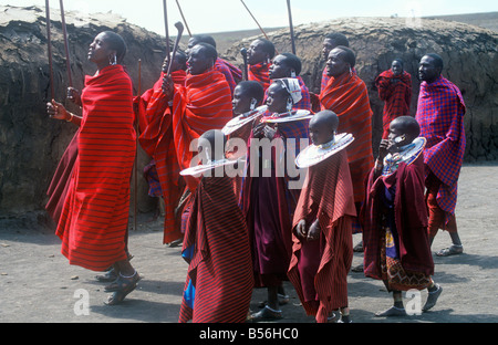 Masai eseguendo una danza tradizionale presso il loro villaggio a Ngorongoro Conservation Area, Tanzania Africa Foto Stock