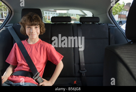 Ritratto di un ragazzo che indossa una cintura di sicurezza Foto Stock