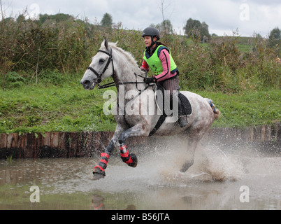 Tre giorni di manifestazione ciclista al galoppo attraverso acqua su Cross Country fase a Mosca CIC 3 Foto Stock