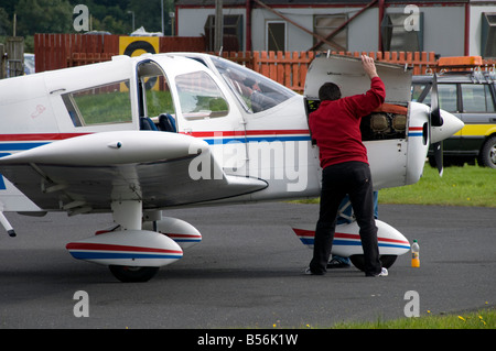 I piloti privati controllare Piper Cherokee prima di andare in volo da Newtonards vicino a Belfast Foto Stock