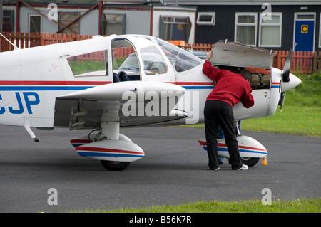 I piloti privati controllare Piper Cherokee prima di andare in volo da Newtonards vicino a Belfast Foto Stock