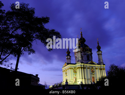 Vista del Sant Andrea Chiesa, un magnifico edificio barocco progettato da Bartolomeo Rastrelli, situato a Kiev in Ucraina. Foto Stock