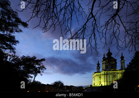 Vista del Sant Andrea Chiesa, un magnifico edificio barocco progettato da Bartolomeo Rastrelli, situato a Kiev in Ucraina. Foto Stock