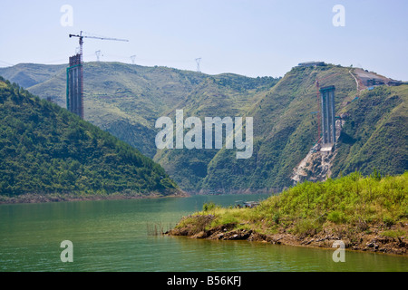 Nuovo ponte di sospensione in costruzione oltre il Fiume Daning vicino Nuovo Wushan in poco Tre Gole del fiume Yangzi Cina JMH3402 Foto Stock