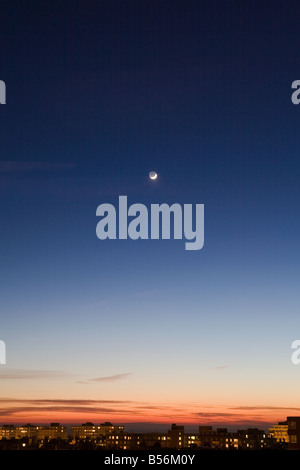 La luna nel cielo sopra di Hove Foto Stock