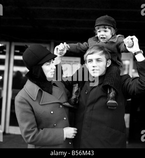 Boxer Alan Rudkin arrivando all'Aeroporto di Londra, torna dal suo titolo Mondiale bid contro Ruben Olivares oggi. Egli ha cercato di conquistare il mondo Peso gallo campionato in Los Angeles;un welcome home da suo figlio Jeremy ;Dicembre 1969 ;Z12122-001 Foto Stock