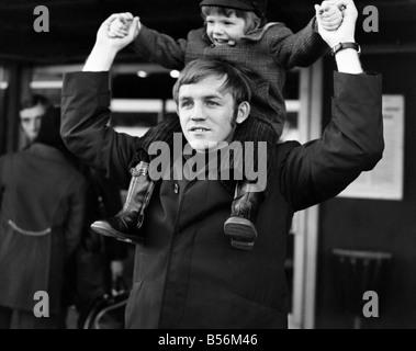 Boxer Alan Rudkin arrivando all'Aeroporto di Londra, torna dal suo titolo Mondiale bid contro Ruben Olivares oggi. Egli ha cercato di conquistare il mondo Peso gallo campionato in Los Angeles;un welcome home da suo figlio Jeremy ;Dicembre 1969 ;Z12122-002 Foto Stock