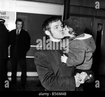 Boxer Alan Rudkin arrivando all'Aeroporto di Londra, torna dal suo titolo Mondiale bid contro Ruben Olivares oggi. Egli ha cercato di conquistare il mondo Peso gallo campionato in Los Angeles;un welcome home da suo figlio Jeremy ;Dicembre 1969 ;Z12122 Foto Stock