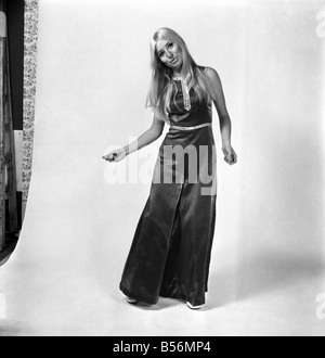 Eva Haraldsted, ex-ragazza di star del calcio George Best indossa un nero scintillante pantaloni adatti per la sera. Dicembre 1969 Foto Stock