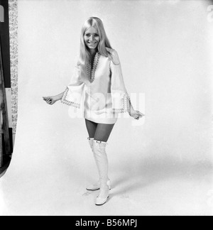 Eva Haraldsted, ex-ragazza di star del calcio George Best in un white party dress rifinito con oro, la sua preferita. Dic. 1969 ;Z1 Foto Stock