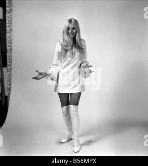 Eva Haraldsted, ex-ragazza di star del calcio George Best in un white party dress rifinito con oro, la sua preferita. Dic. 1969 ;Z1 Foto Stock