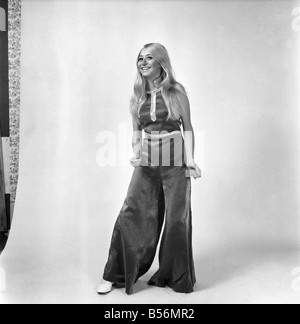 Eva Haraldsted, ex-ragazza di star del calcio George Best indossa un nero scintillante pantaloni adatti per la sera. Dicembre 1969 Foto Stock