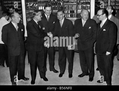 Il sig. Douglas Reed (presidente) si congratula con il sig. H. Taylor Rose (direttore) dopo l'apertura del nuovo Austin Reed shop in Exchange Street, Manchester, oggi. Da sinistra: il Sig. Rosa, il Sig. Barry Reed (direttore), il sig. Reed, il sig. E. G. Collins (joint managing director) e il sig. D. D. Kidson (direttore). Novembre 1956 P009797 Foto Stock