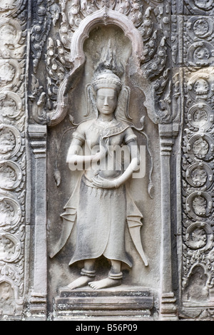 Intricato Apsara Carving a Ta Prohm tempio Foto Stock