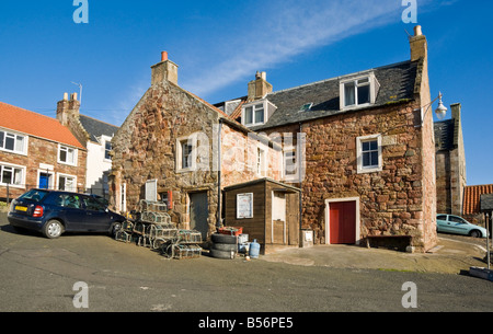 Tradizionale casa di pietra in Crail Harbour Fife Scozia Scotland Foto Stock