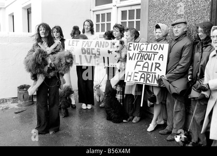 Cani sfrattati. La sig.ra Fay Hughes. Gennaio 1975 75-00437-011 Foto Stock