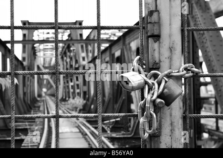 Lucchetto sul recinto di protezione parte ferroviaria di Bratislava old bridge Foto Stock