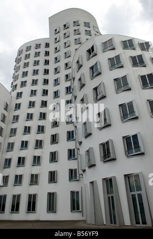 Gehry edifici, Media Harbour, Düsseldorf, Nord Rhine-Westpahia, Germania. Foto Stock
