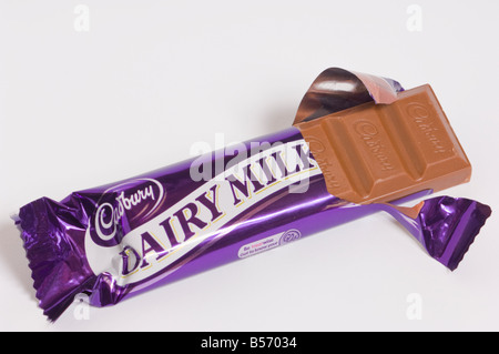 Cadburys Dairy Milk Chocolate Bar (aperto) su sfondo bianco Foto Stock