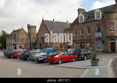 A Ballater Scozia Scotland Regno Unito Piazza Stazione di parcheggio auto gratuito Foto Stock