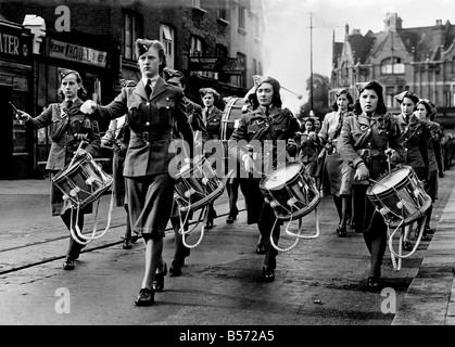 II Guerra mondiale delle donne. Banda WAAF sulla parata. Settembre 1942 P010203 Foto Stock