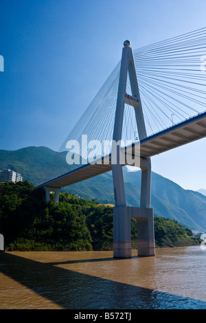 Sospensione ponte sopra il fiume Yangzi a Badong in tre gole area del fiume Yangzi Cina JMH3428 Foto Stock