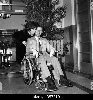 Racing driver Graham Hill a sinistra lo University College Hospital, in una sedia a rotelle, con sua moglie Betty. Graham Hill con sua moglie Betty di lasciare l'ospedale. Dicembre 1969 Z12275-001 Foto Stock