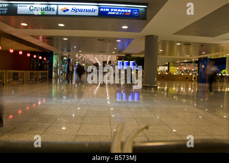 All'interno l'aeroporto di Barcellona nella sala partenze El Prat, Barcellona, Spagna Foto Stock