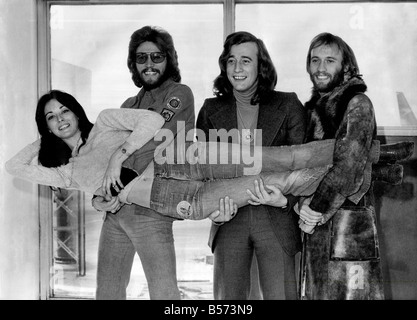 I Bee Gees gruppo pop lasciato l'aeroporto di Heathrow oggi per il Canada dove saranno facendo un tour di canto, per cinque settimane (anche negli Stati Uniti). Barry, Robin e Maurice Gibb holding Linda che è la moglie di Barry. Febbraio 1973 P003742 Foto Stock