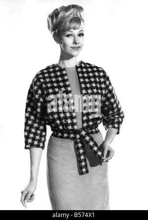 Sveglia mode 1962: Jo Waring modellazione di un pattern di controllare il tirante in vita la camicia al di sopra un vestito. Novembre 1962 P008870 Foto Stock