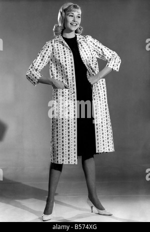 Sveglia mode 1962: Jo Waring la modellazione di un motivo stampato estate cappotto . Giugno 1962 P008940 Foto Stock