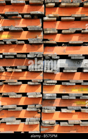 Gestapelte Holzpaletten im Hamburger Hafen Deutschland impilate le palette di legno nel porto di Amburgo Germania Foto Stock