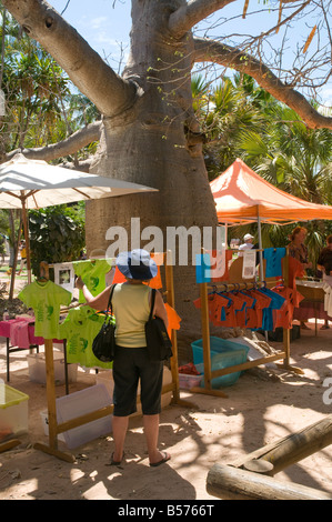 I mercati di Broome si tengono ogni sabato e domenica nei terreni del tribunale locale all'ombra di un albero di Boab Foto Stock