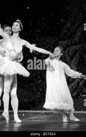 Prova generale del London Festival Ballet produzione del balletto Schiaccianoci di Tchaikovsky al London Festival Hall. Notevole è stata la parte della ragazza Clara che è stato svolto da Jacqueline Edgley invecchiato 13. La Fata della neve è stato svolto da Carmen Mathe, lo schiaccianoci principe di André Prokovsky e lo zucchero prugna fata da Galina Samtsova. Dicembre 1969 Z12412-003 Foto Stock