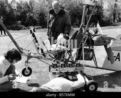 Una minuscola di autogiro, percorsa dal designer ala della Cmdr. Ken Wallis ricerca le zone di macchia nei pressi di Newhaven nel Sussex nel tentativo di trovare indizi per la sorte del Signore mancanti Lucano. Il velivolo è stato "armato" con 4 telecamere speciali con il nuovo film sviluppato e filtri - il frutto di 'Plessey'. I tecnici di Plessey David Underwood (barba) e Ray Drewett caricando le telecamere. Maggio 1975 P004839 Foto Stock