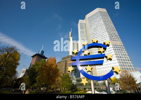 Valuta Europea simbolo nella parte anteriore della Eurotower, edificio della Banca centrale europea, la BCE a Francoforte, Germania Foto Stock