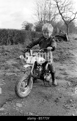 4 anni Jan Dixon sul suo mino bici del motore. Dicembre 1974 74-7664-002 Foto Stock