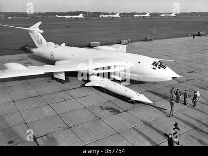 Premere mostra dell'Handley Page Victor bomber con il suo acciaio blu stand-off bomba. Le foto sono state scattate a R.A.F. Wittering, vicino a Peterborough. Un acciaio blu bomba è in procinto di essere caricati in Victor's bomb bay. Febbraio 1964 P004827 Foto Stock