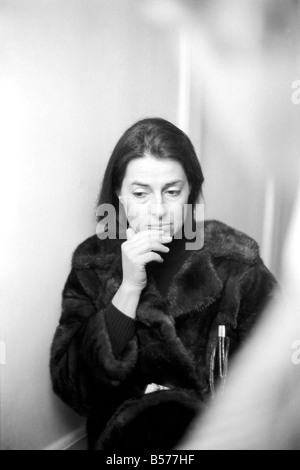 La Principessa Elisabetta di Jugoslavia. In corrispondenza della porta di casa in Kings Road Chelsea. Febbraio 1975 75-00780 Foto Stock