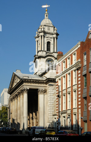 St George Street con la Chiesa di San Giorgio, Hanover Square, Mayfair, Londra Foto Stock