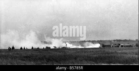 Un bombardiere gigante colpi fino davanti alle telecamere: un gigantesco R.A.F. Victor aereo si schianta in fiamme su una dimostrazione di volo il mercoledì (29-6-66), uccidendo i quattro membri di equipaggio. Tutto il volo planeÕs al disastro è stata filmata dalla televisione cameramen. I loro film drammatico, che è stata successivamente affidata agli esperti analizzando il crash, ha mostrato il Victor effettuare una normale decollo da Wyton, Huntingdonshire, sulla sua dimostrazione di volo per guardare Pressmen Foto Stock