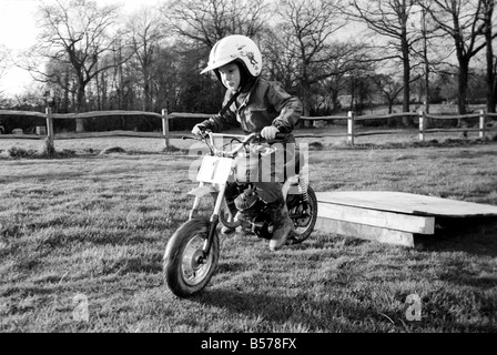 4 anni Jan Dixon sul suo mino bici del motore. Dicembre 1974 74-7664-003 Foto Stock