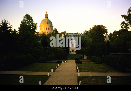 La storica cappella presso l'Accademia Navale degli Stati Uniti come visto da William Paca giardini al di fuori dell'Accademia. Foto Stock