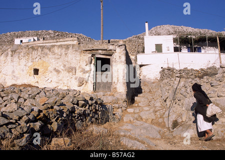 Grecia, Isole del Dodecaneso, Karpathos, villaggio di Avlona, donna greca in abito tradizionale Foto Stock