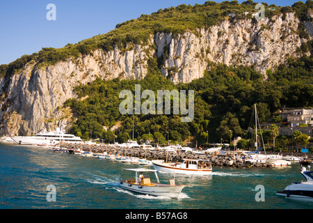 Vista del porto, barche e montagne, Marina Grande di Capri, Italia Foto Stock