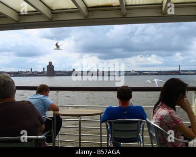 I passeggeri sul Mersey Ferry Foto Stock