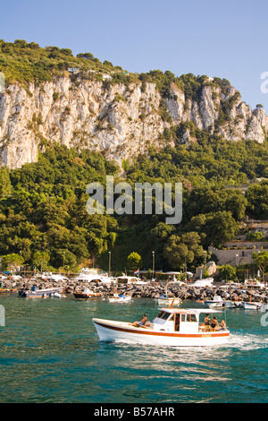 Vista del porto, barche e montagne, Marina Grande di Capri, Italia Foto Stock