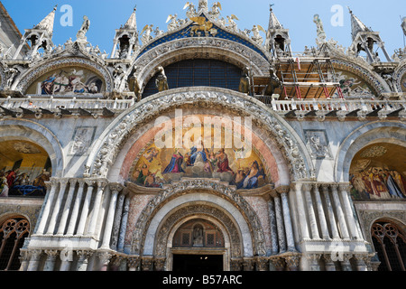 La facciata della Basilica, Piazza San Marco, Venezia, Veneto, Italia Foto Stock