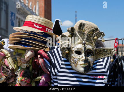 Mercato di vendita di stallo Venezia di cappelli di paglia, camicie e maschere di carnevale, Piazzeta, San Marco, Venezia, Veneto, Italia Foto Stock